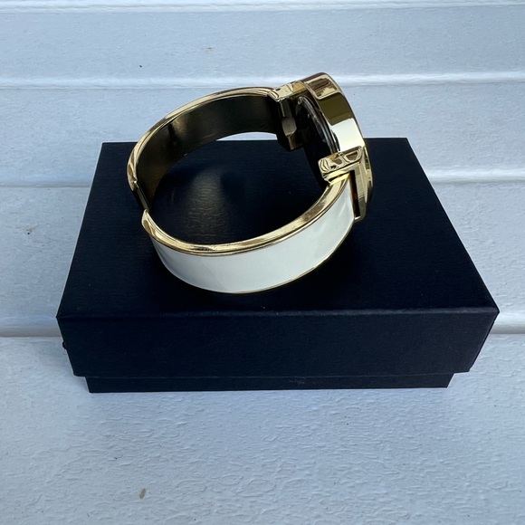 Chico’s cuff watch. The battery do work. A piece that can be worn daily. - Picture 3 of 4